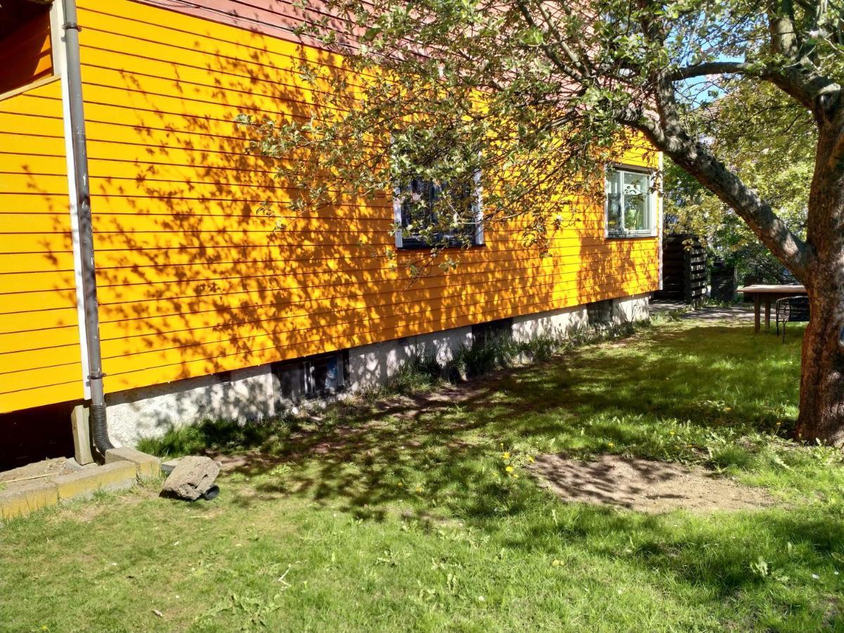 Renovated Semi- Basement 2 Bedrooms Furnished Apartment - Close To Everything In Moss Kültér fotó