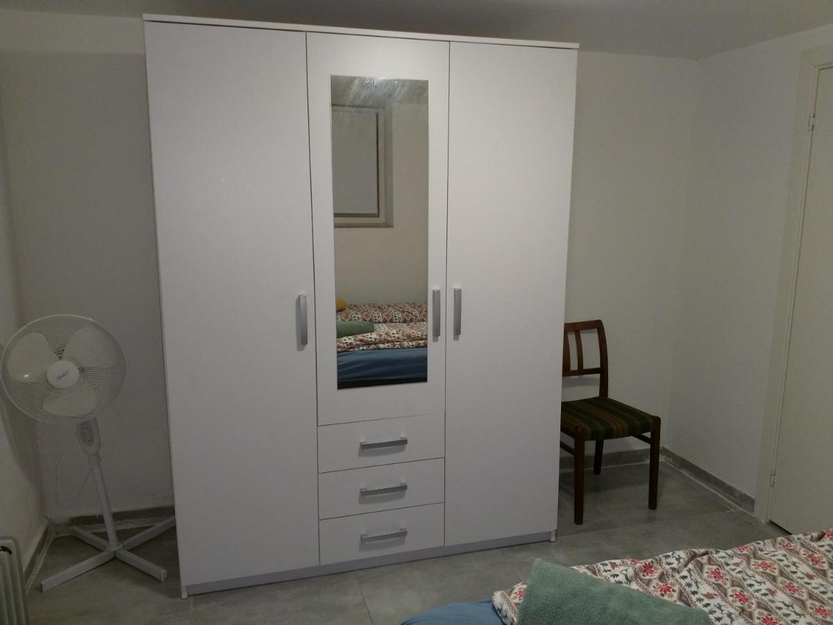 Renovated Semi- Basement 2 Bedrooms Furnished Apartment - Close To Everything In Moss Kültér fotó