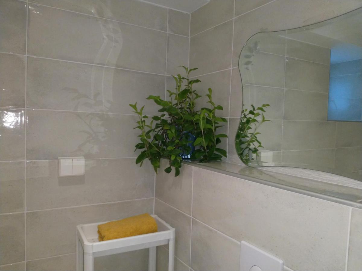 Renovated Semi- Basement 2 Bedrooms Furnished Apartment - Close To Everything In Moss Kültér fotó