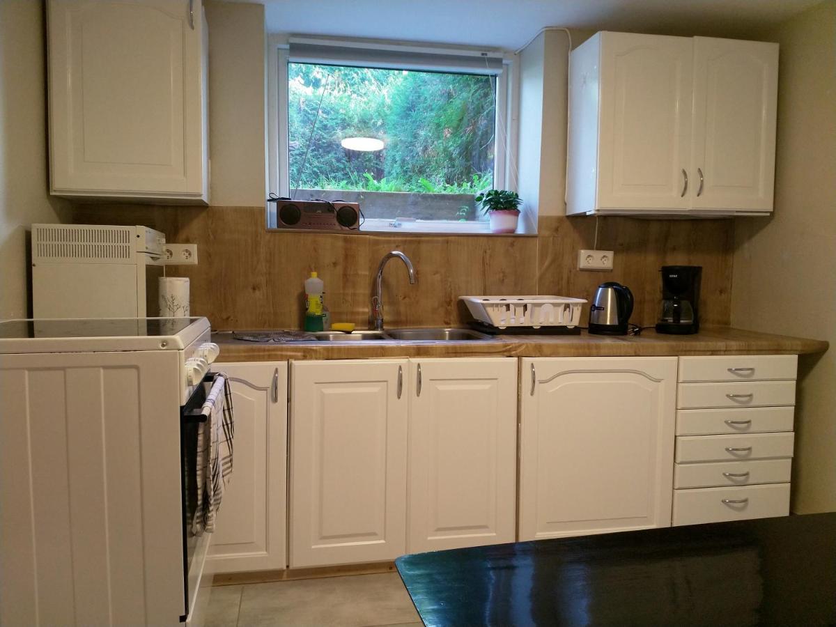 Renovated Semi- Basement 2 Bedrooms Furnished Apartment - Close To Everything In Moss Kültér fotó